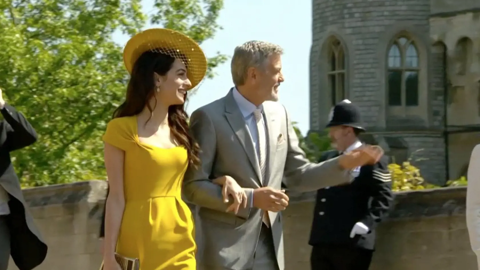 Manželia Clooneyovci boli hosťami na svadbe Meghan a Harryho.