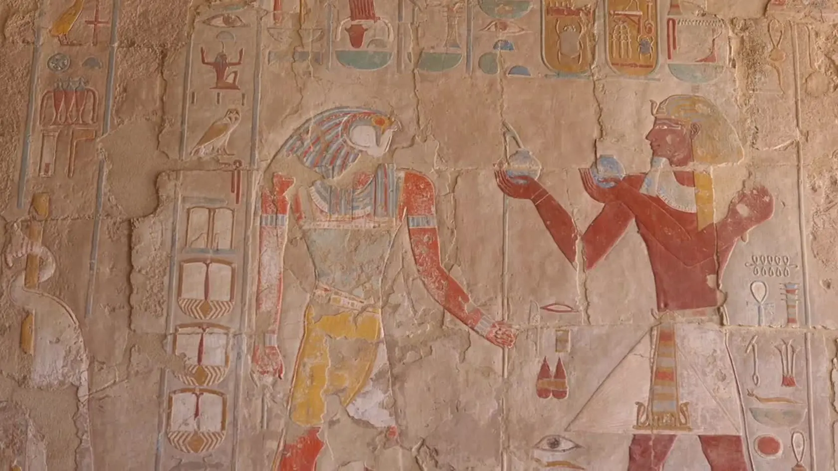 Hatšepsut, jedna z najmocnejších panovníčok starovekého Egypta, vládla v 15. storočí pred Kristom. Jej vláda, ktorá trvala dvadsať rokov, priniesla krajine nebývalú prosperitu a stabilitu. Hoci sa ju mnohí snažili umlčať, vedcom sa podarilo zistiť ako v skutočnosti vyzerala a zostali šokovaní.