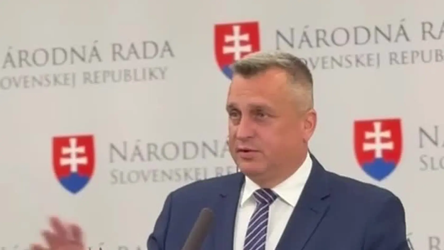 Podpredseda parlamentu a líder SNS Andrej Danko na tlačovej besede vo štvrtok 22. mája 2025 opäť kritizoval zavedenie transakčnej dane, napriek tomu, že s ňou v rámci koalície súhlasil.