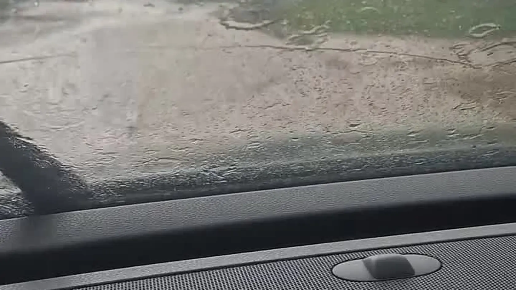 Slovensko už tretí deň čelí intenzívnym búrkam.