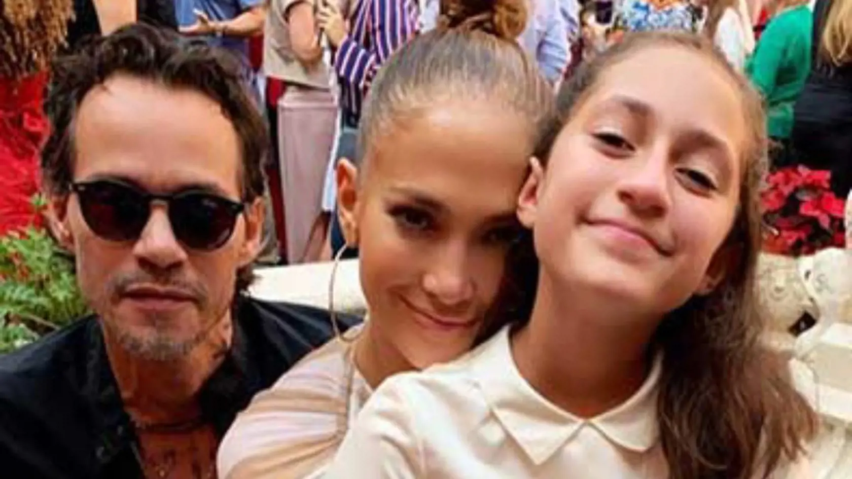 "Víkendový relax s mojím kokosom," napísala speváčka Jennifer Lopez na instagrame k fotografii, na ktorej je so svojou 13-ročnou dcérou Emme, ktorú má s bývalým mužom Marcom Anthonym (52).