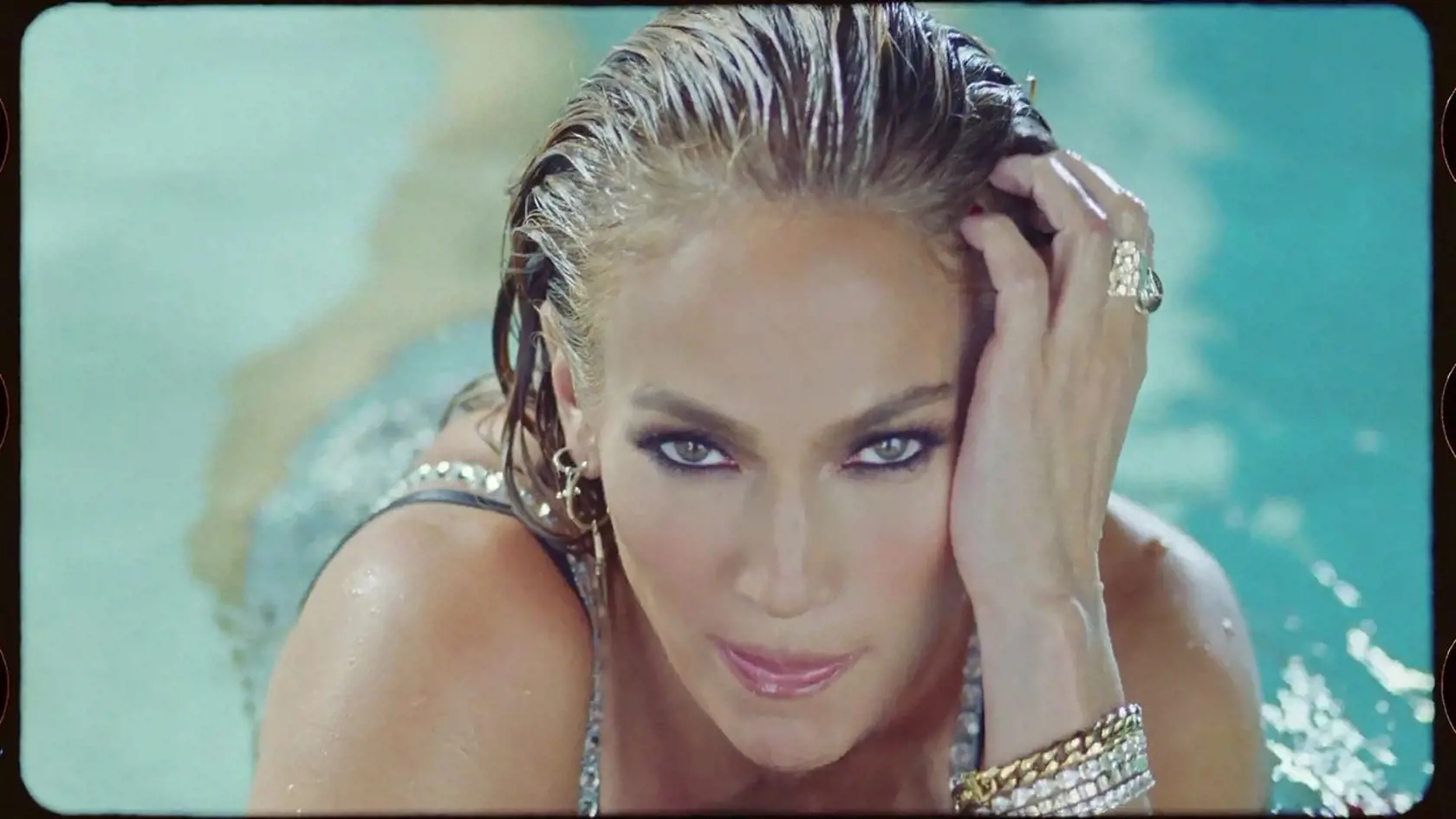 Jennifer Lopez a Rauw Alejandro v klipe ku piesni 'Cambia el Paso'.