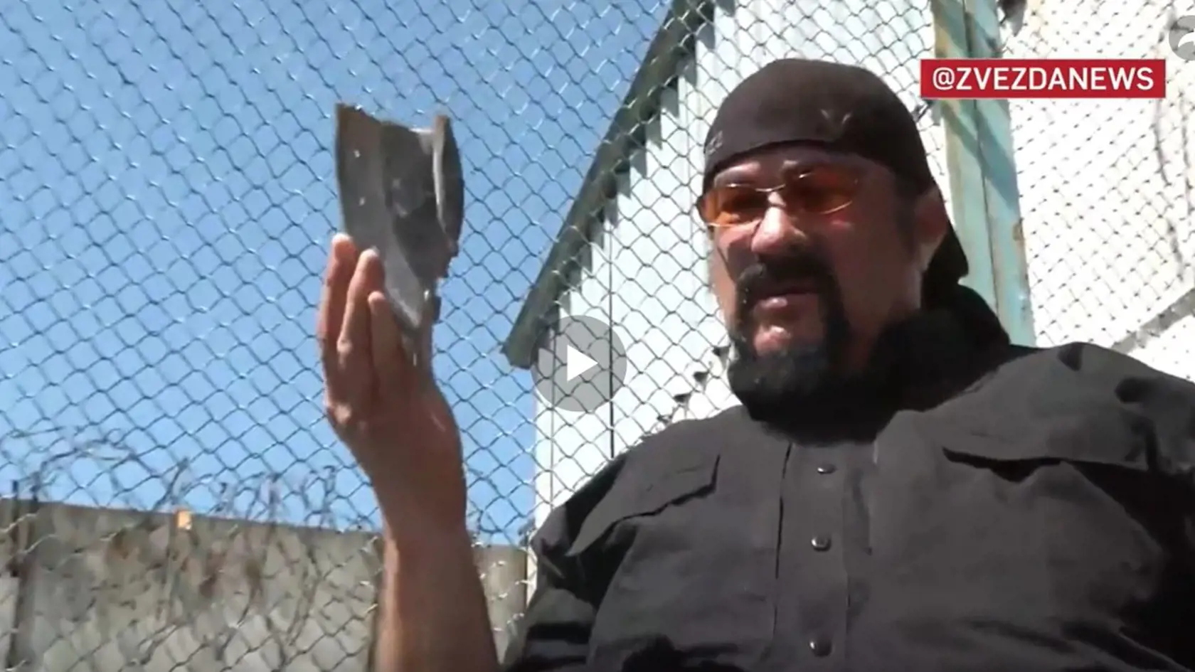 Ruský portál zverejnil video, ktoré ukazuje bývalú akčnú hviezdu stojacu medzi troskami východoukrajinského väzenia Olenivka, kde si nedávny útok vyžiadal desiatky mŕtvych ukrajinských zajatcov. Zábery sa objavujú v čase, keď sa Rusko a Ukrajina navzájom obviňujú z útoku na väznicu.