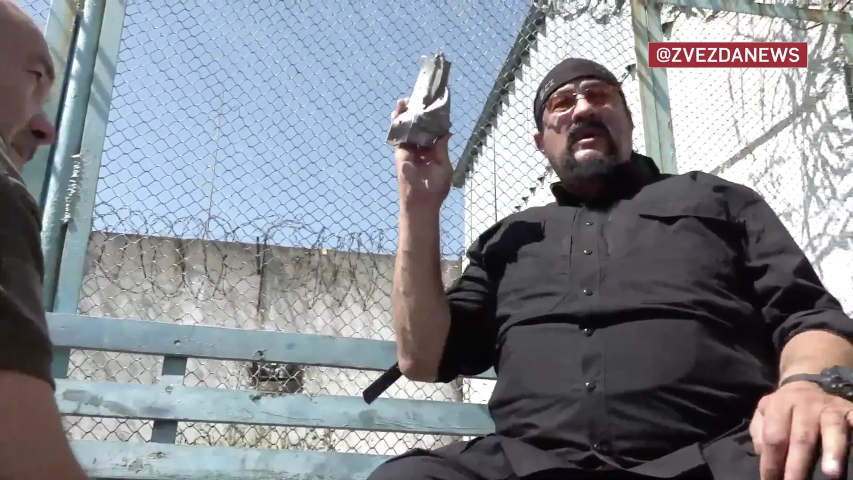 Ruský portál zverejnil video, ktoré ukazuje bývalú akčnú hviezdu stojacu medzi troskami východoukrajinského väzenia Olenivka, kde si nedávny útok vyžiadal desiatky mŕtvych ukrajinských zajatcov. Zábery sa objavujú v čase, keď sa Rusko a Ukrajina navzájom obviňujú z útoku na väznicu.