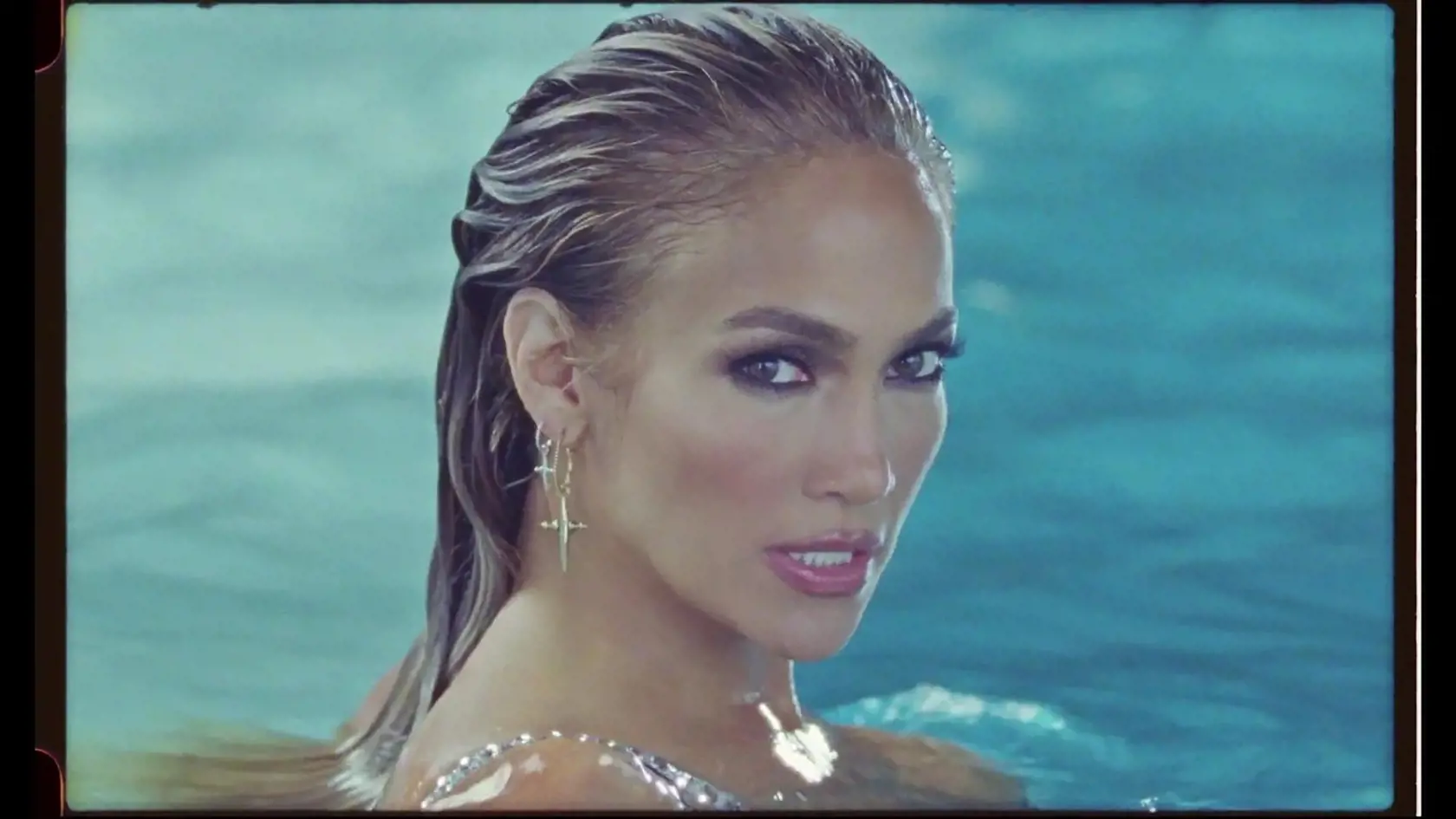 Jennifer Lopez a Rauw Alejandro v klipe ku piesni 'Cambia el Paso'.