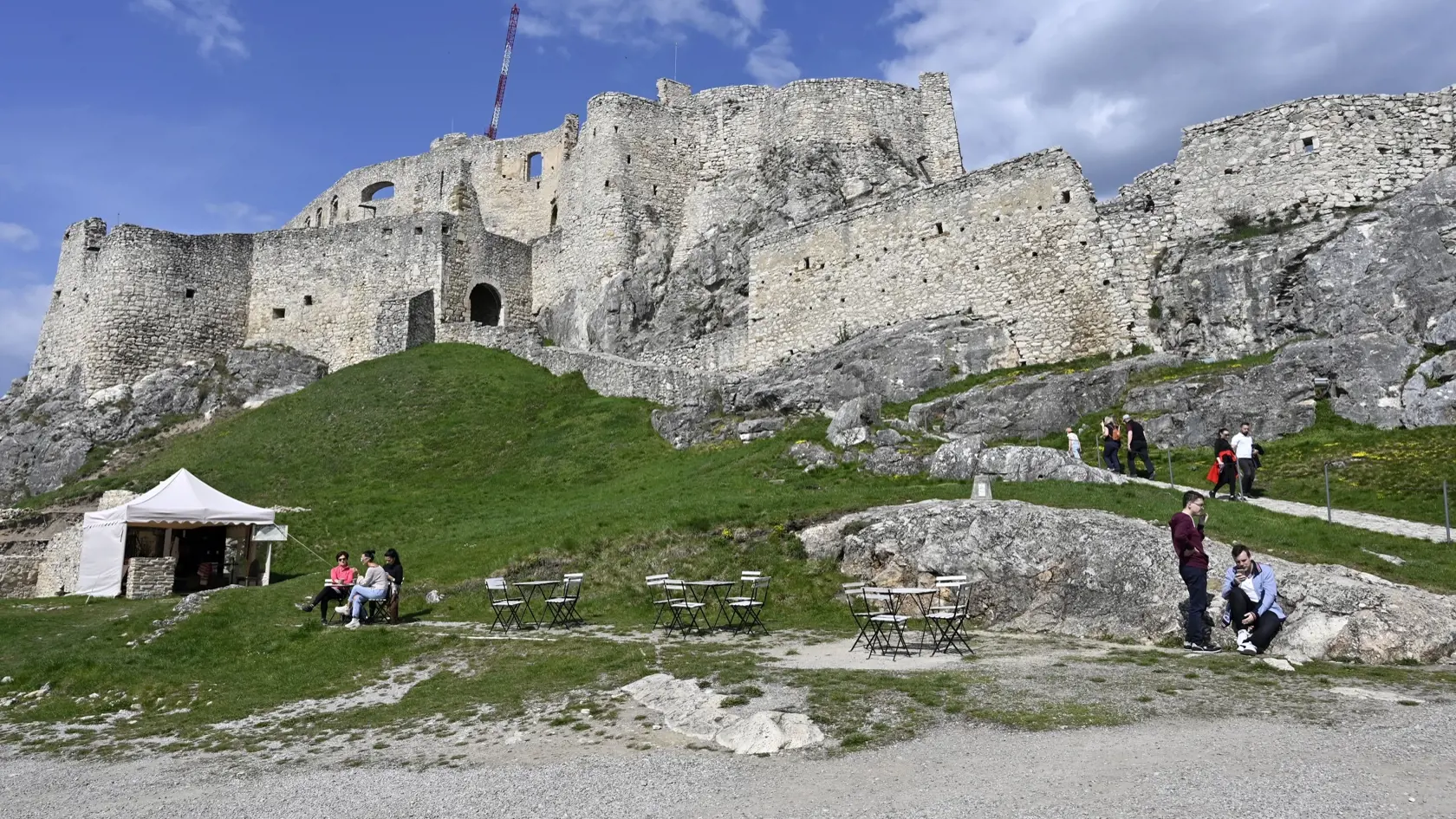 Na snímke turisti na Spišskom hrade v obci Žehra, okres Spišská Nová Ves 22. apríla 2023.