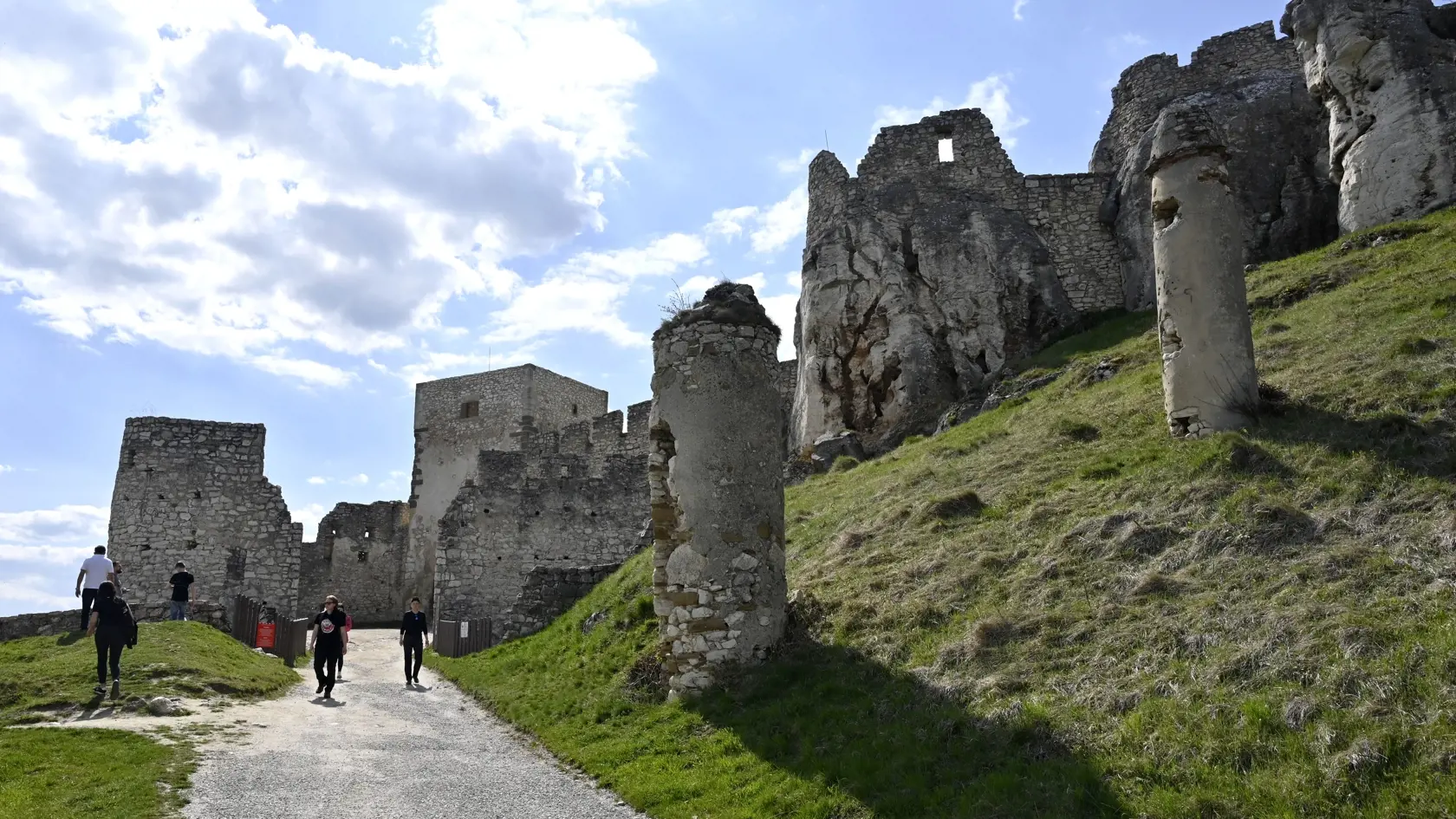 Na snímke turisti na Spišskom hrade v obci Žehra, okres Spišská Nová Ves 22. apríla 2023.