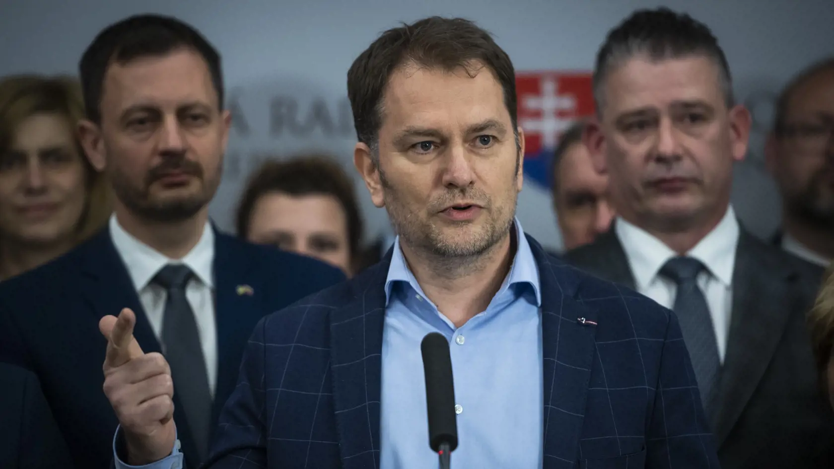 Poslanci Národnej rady (NR) SR začali v stredu popoludní rokovanie mimoriadnej schôdze k odvolávaniu ministra vnútra Romana Mikulca (OĽANO). Inicioval ju opozičný Smer-SD. Opozícia mu vyčíta medializované informácie o jeho údajnom priamom zasahovaní do "živých" trestných vecí. Na snímke zľava predseda vlády SR Eduard Heger, podpredseda vlády a minister financií SR Igor Matovič a minister vnútra SR Roman Mikulec počas tlačovej konferencie hnutia OĽaNO k odvolávaniu ministra vnútra.
