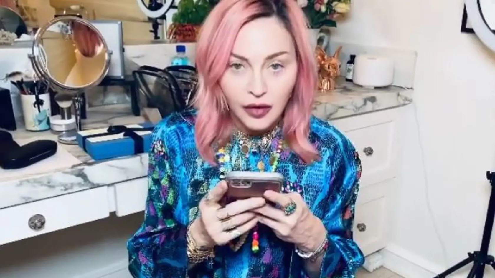 Madonna má dom aj v Lisabone, kde trávi čas pandémie. Ukázala obývačku, kuchyňu, spálňu aj svoju záhradu.