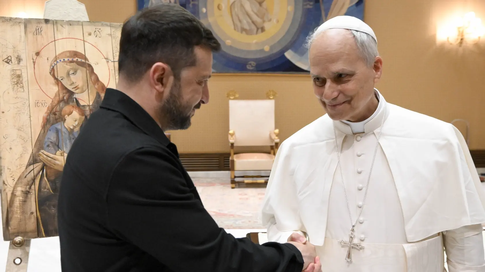 KK13 Vatikán - Pápež Lev XIV. a ukrajinský prezident Volodymyr Zelenskyj počas stretnutia vo Vatikáne v nedeľu 18. mája 2025. FOTO TASR/AP
This picture made available by Vatican Media on Sunday, May 18, 2025, shows Pope Leo XIV meeting Ukraine's President Volodymyr Zelenskyy at the Vatican. (Vatican Media via AP)