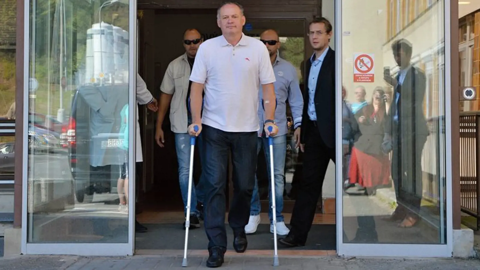 Prezident Andrej Kiska mal zranený bedrový kĺb. Operáciu podstúpil v auguste 2015 v Plzni a už po pár dňoch chodil bez bariel.