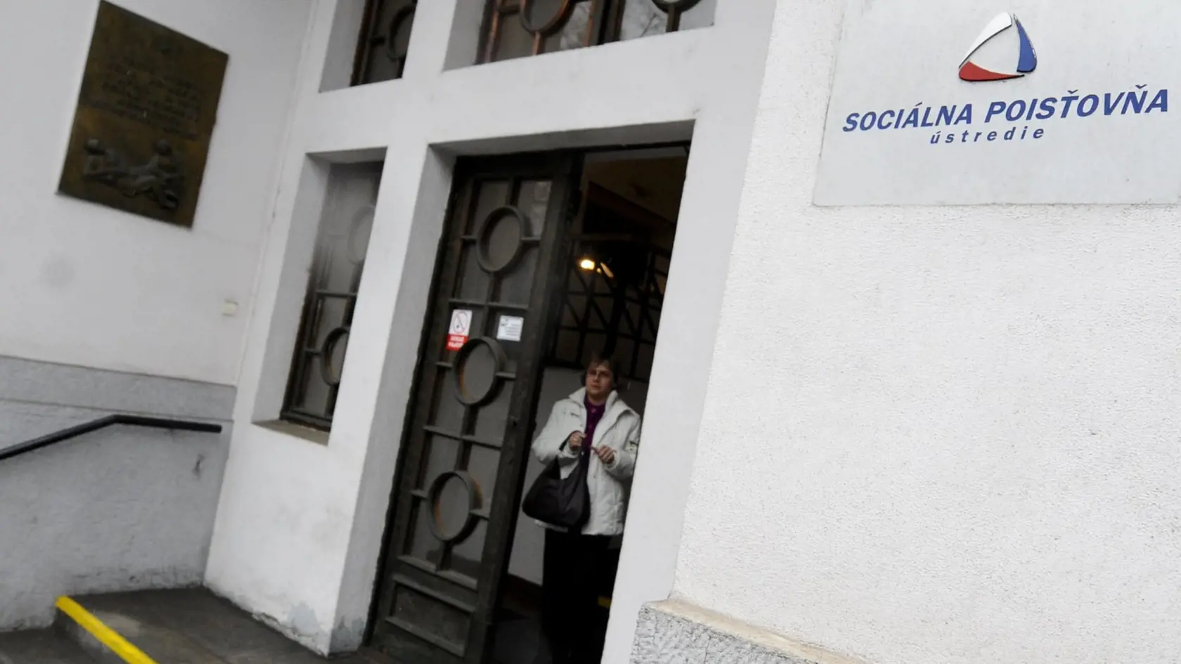 Pri kontrolách zistili posudkoví lekári Sociálnej poisťovne v 915 prípadoch porušenia liečebného režimu, pri ktorých bola krátená nemocenská dávka (je to o 22 prípadov viac ako v roku 2018). V 303 prípadoch zistili iné porušenia povinností dočasne práceneschopného poistenca (o 171 prípadov viac ako v roku 2018), na základe ktorých Sociálna poisťovňa uložila pokutu.
