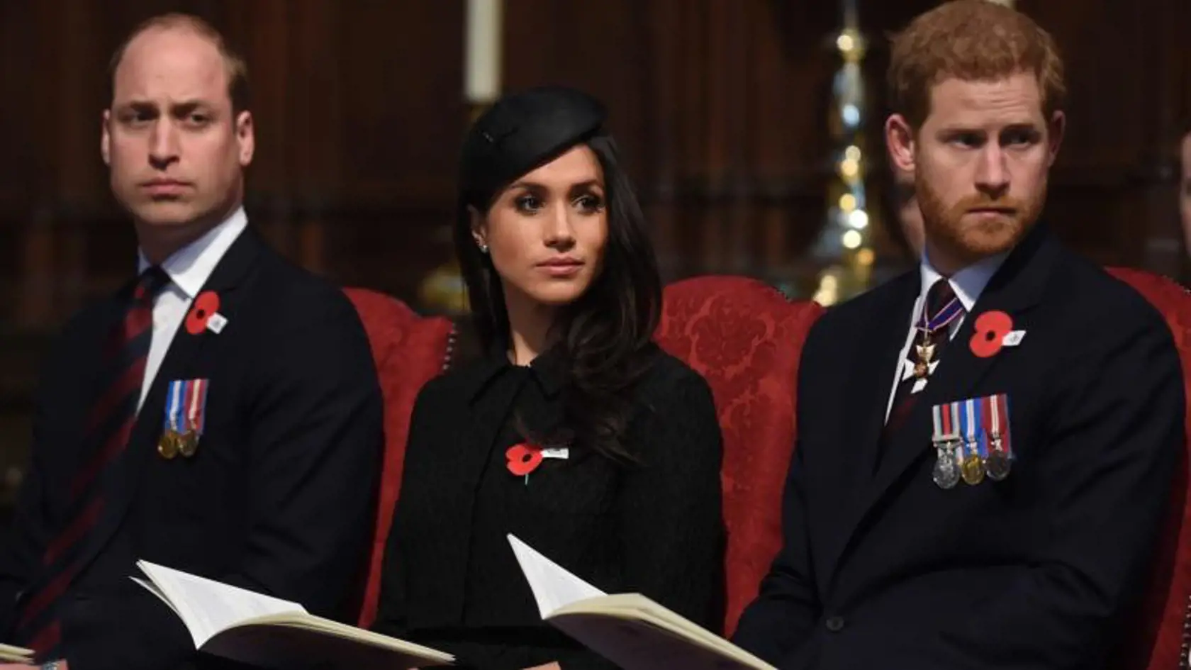 Princ William, vľavo, je z brata, vpravo, sklamaný. Kráľovská rodina si myslí, že Harry konal pod tlakom Meghan, v strede.