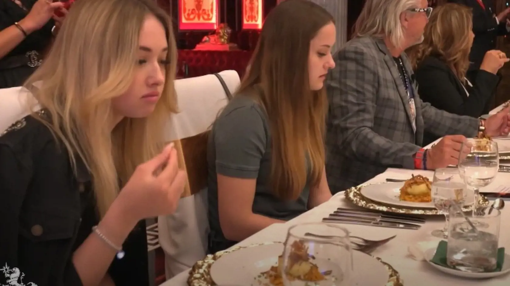Shania Geissová skúmala každé jedlo z luxusného menu. Nad všetkým ohŕňala nosom a strúhala znechutená grimasy.