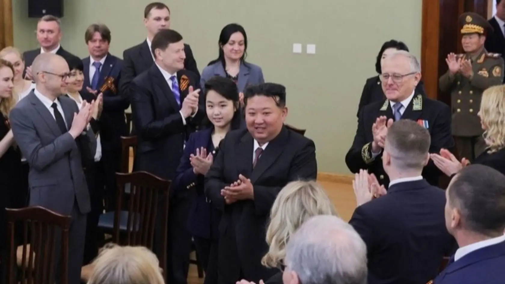 Severnú Kóreu môže viesť žena. Kim Čong-un priviedol na ruskú ambasádu dcéru

