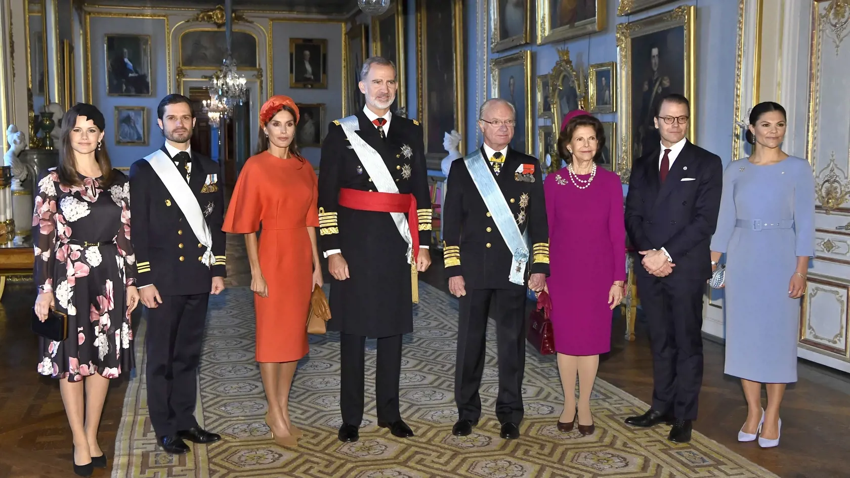 Zľava švédska princezná Sofia, princ Carl Philip, španielska kráľovná Letitzia, španielsky kráľ Filip, švédsky kráľ Carl Gustaf, kráľovná Silvia, švédsky princ Daniel a korunná princezná Victoria pózujú pred ich stretnutím v Kráľovskom paláci v Štokholme 24. novembra 2021. Španielsky kráľovský pár pricestoval na dvojdňovú návštevu Švédska. FOTO TASR/AP