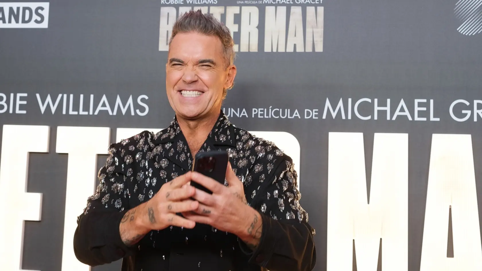 Spevák Robbie Williams na premiére filmu 'Better Man' v španielskom Madride, 4. decembra 2024. Jeho netradične spracovaná biografia, v ktorej jeho príbeh rozpráva animovaná opica – získal uznanie kritikov. 