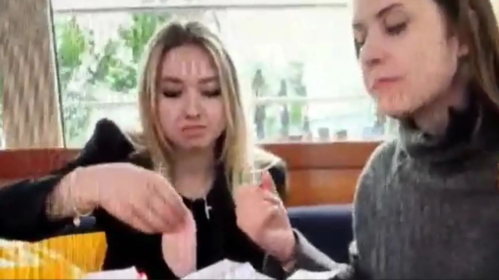 Shania a Davina Geissové si počas plavby na Dunaji v Bratislave pochutnali na čerstvých kaiserkách so salámou. Tie si nakúpili v obchodnom reťazci pred plavbou.