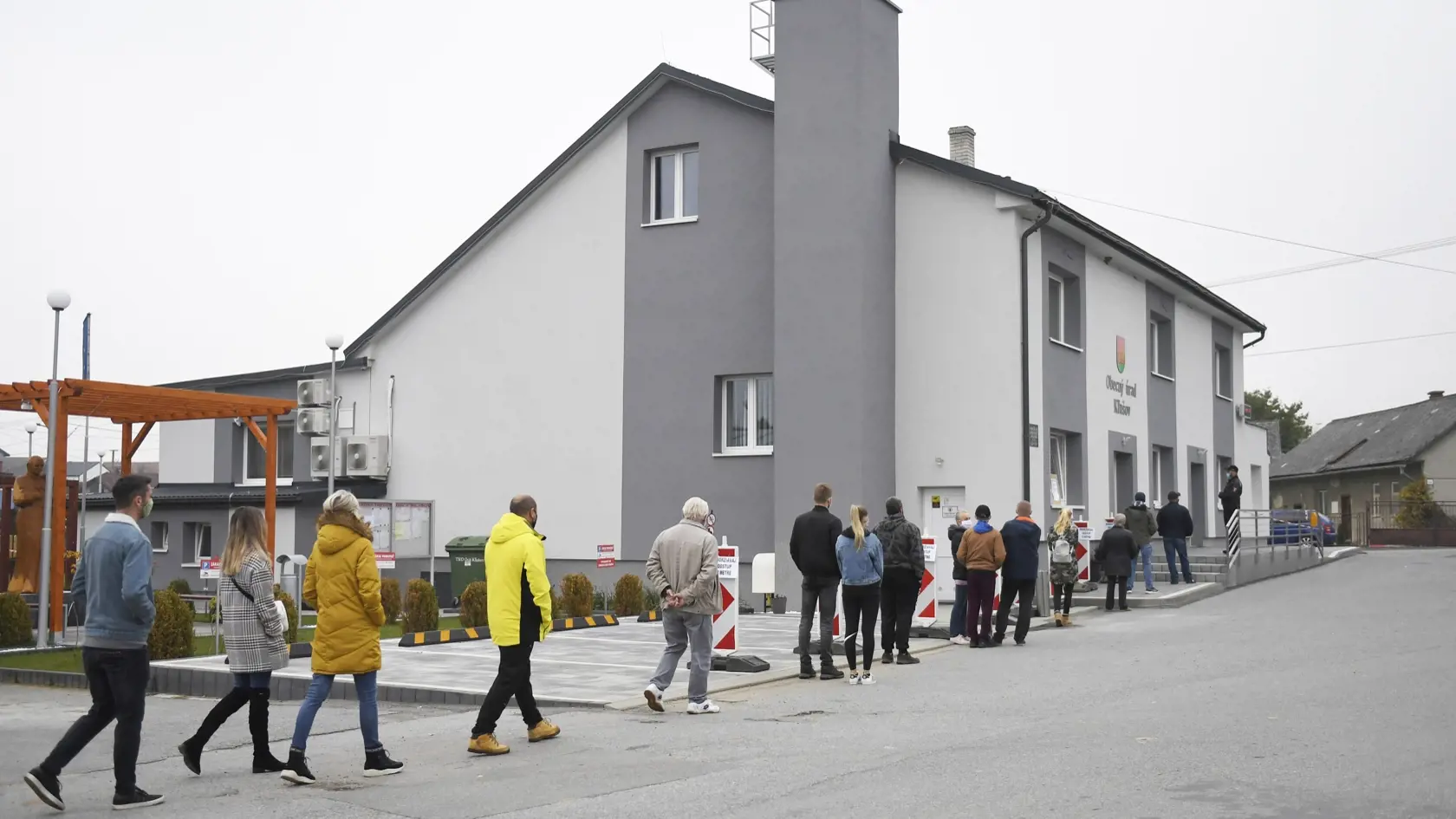 Druhý deň pilotného celoplošného testovania na ochorenie COVID-19 na Orave a v Bardejove, ktoré potrvá do nedele 25. októbra 2020. Otestovaných by malo byť asi 180.000 osôb v rámci 235 odberných miest. Na testovaní sa bude podieľať viac ako 2500 vojakov, policajtov, hasičov, zdravotníkov a administratívnych pracovníkov. Na snímke ľudia čakajú v rade na testovanie v obci Kľušov, okres Bardejov, v sobotu 24. októbra 2020. FOTO TASR – František Iván
