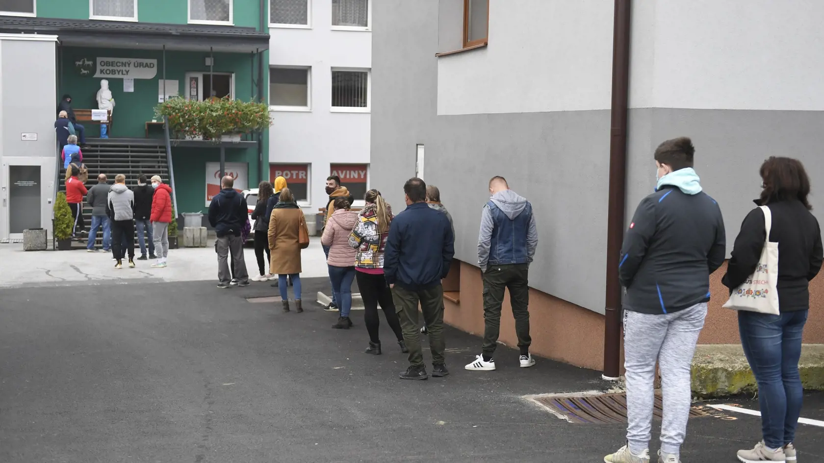 Druhý deň pilotného celoplošného testovania na ochorenie COVID-19 na Orave a v Bardejove, ktoré potrvá do nedele 25. októbra 2020. Otestovaných by malo byť asi 180.000 osôb v rámci 235 odberných miest. Na testovaní sa bude podieľať viac ako 2500 vojakov, policajtov, hasičov, zdravotníkov a administratívnych pracovníkov. Na snímke ľudia čakajú v rade na testovanie v obci Kobyly, okres Bardejov, v sobotu 24. októbra 2020. FOTO TASR – František Iván