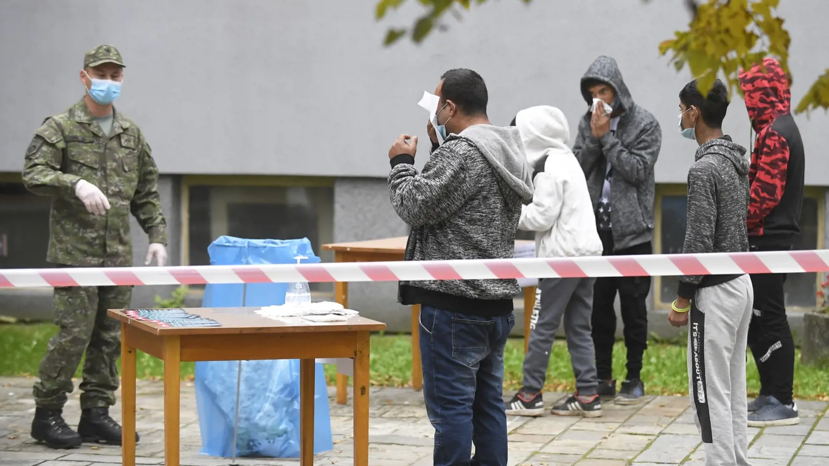 Druhý deň pilotného celoplošného testovania na ochorenie COVID-19 na Orave a v Bardejove, ktoré potrvá do nedele 25. októbra 2020. Otestovaných by malo byť asi 180.000 osôb v rámci 235 odberných miest. Na testovaní sa bude podieľať viac ako 2500 vojakov, policajtov, hasičov, zdravotníkov a administratívnych pracovníkov. Na snímke testovanie v obci Zborov, okres Bardejov, v sobotu 24. októbra 2020. FOTO TASR – František Iván
