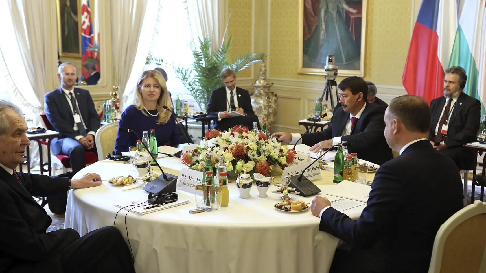 Zľava český prezident Miloš Zeman, slovenská prezidentka Zuzana Čaputová, maďarský prezident János Áder a poľský prezident Andrzej Duda počas dvojdňového summitu prezidentov krajín Vyšehradskej štvorky (V4), ktorý začak 2. októbra 2019 na zámku Lány v Českej republike.