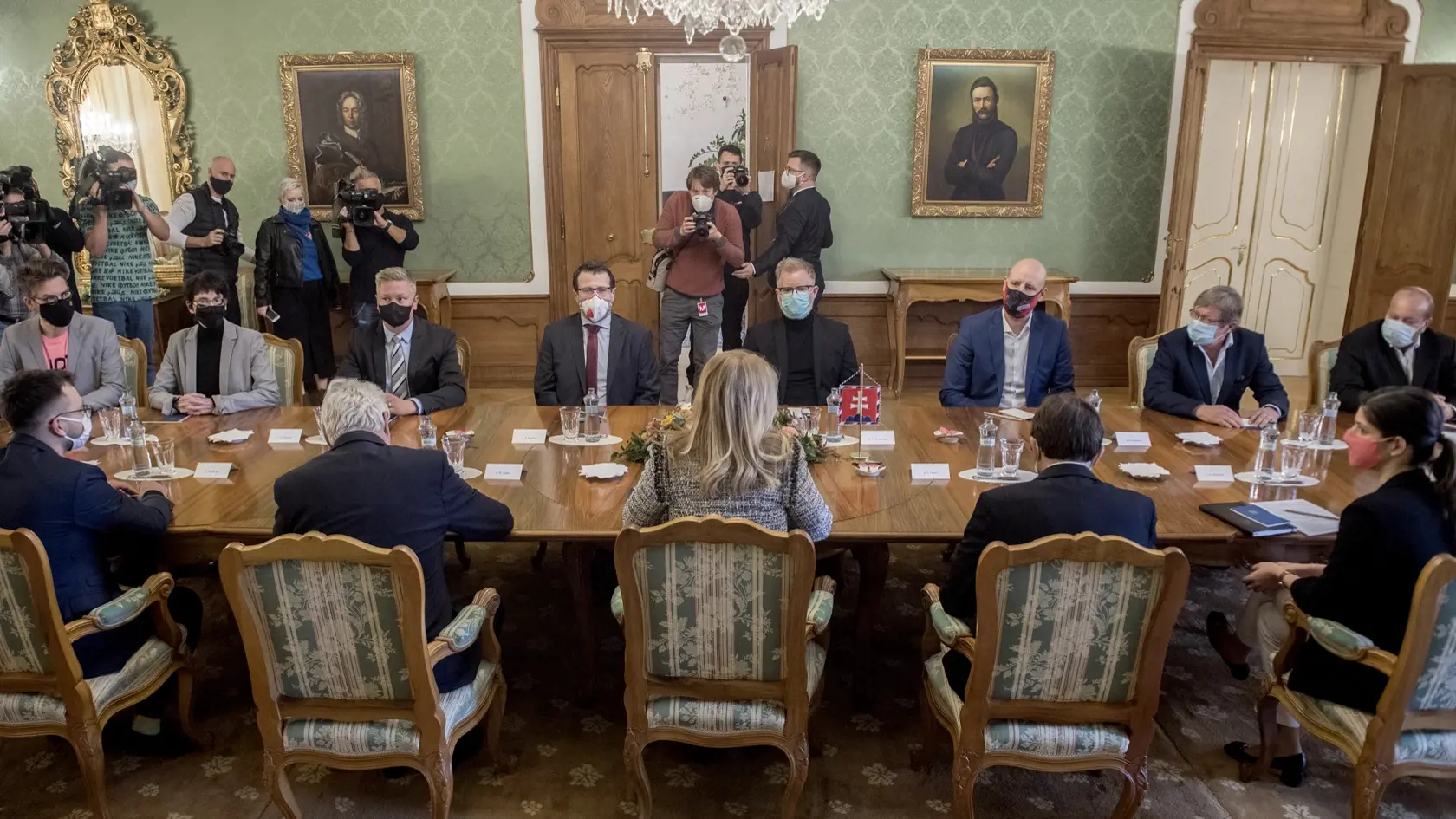 Prezidentka Zuzana Čaputová (v popredí uprostred chrbtom) prijala predstaviteľov kultúrnej obce, kreatívneho priemyslu a športu v Prezidentskom paláci v Bratislave vo štvrtok 1. októbra 2020. Na snímke v pozadí zľava Boris Meluš (Nová Cvernovka), Zuzana Mistríková (filmová producentka, Peter Pukalovič (ČSOB Maratón), Pavol Smolka (manažér speváčky Zuzany Smatanovej), Tomáš Yxo Dohňanský (hudobná skupina HEX), Radovan Choleva (marketingový manažér iClinic Bratislava.