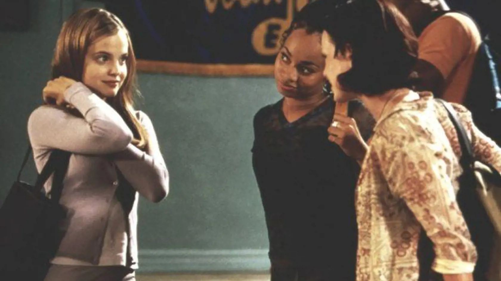 Mena Suvari (vľavo) v prvej časti Prcičiek v roku 1999.