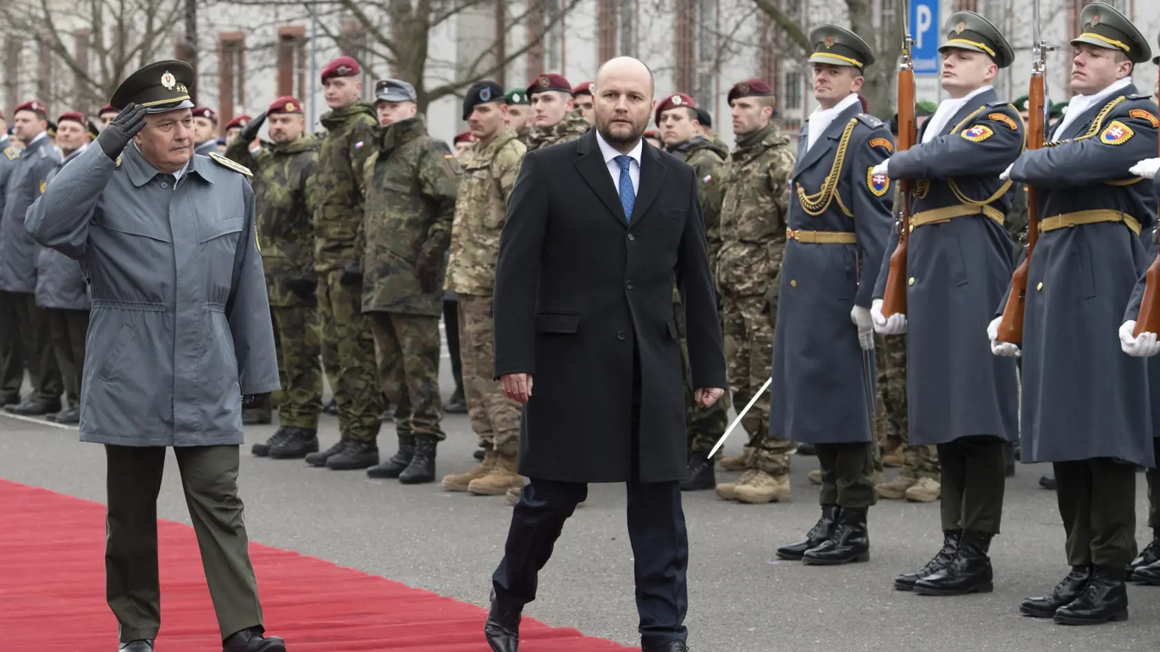 Na snímke sprava minister obrany SR Jaroslav Naď, náčelník Generálneho štábu Ozbrojených síl (OS) SR Daniel Zmeko počas slávnostného nástupu pri príležitosti 30. výročia vzniku Slovenskej republiky a Ozbrojených síl SR 30. januára 2023 v Bratislave.  FOTO TASR - Pavel Neubauer