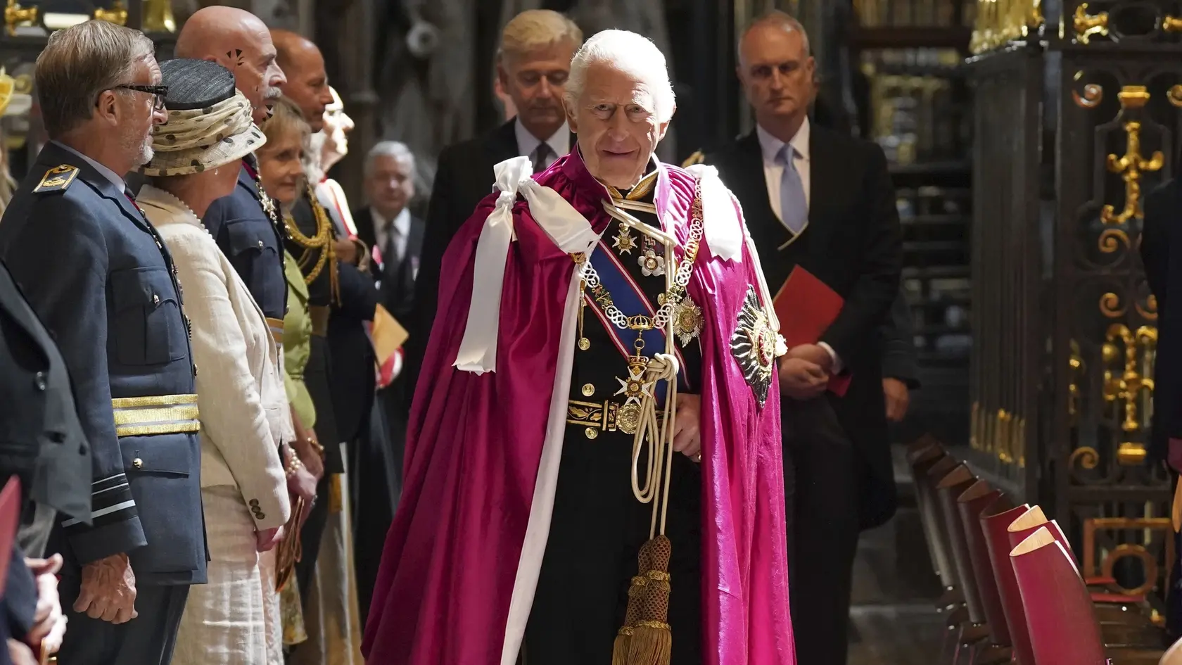 Kráľ Karol III. a princ William na bohoslužbe Rádu kúpeľa.