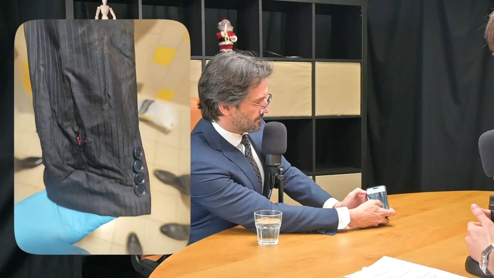 Zábery z rozhovoru s Robertom Kaliňákom, počas ktorého ukázal fotografie rozstrieľaného saka a krvavej košele Roberta Fica.