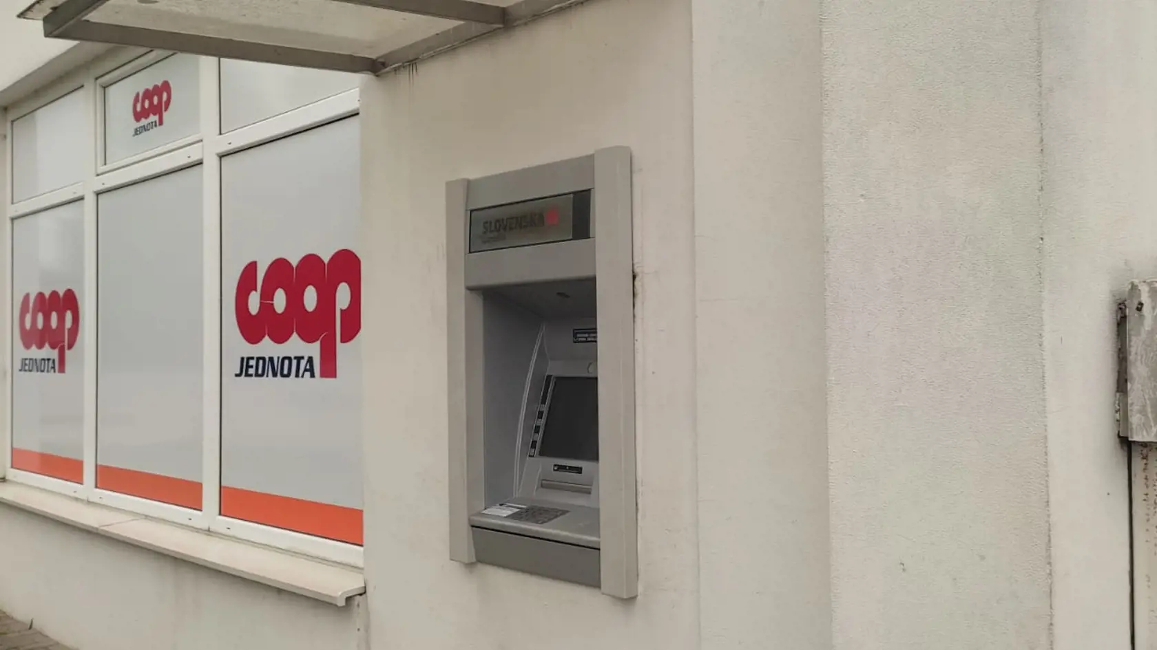 Bankomat v Čachticiach sa nachádza na frekventovanom mieste v budove supermarketu.