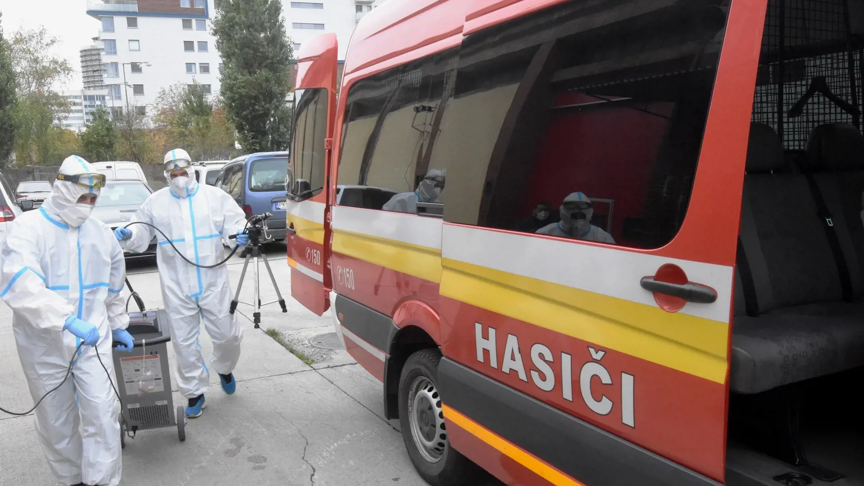 V súvislosti s pandemickou situáciou a možným ohrozením príslušníkov policajných a hasičských jednotiek pri výkone služby vykonávajú  Automobilové opravovne MV SR v šiestich prevádzkach na Slovensku dezinfekciu služobných motorových vozidiel. O dezinfekciu hasičských staníc a hasičských vozidiel v prípade potreby  sa starajú príslušníci HaZZ SR z protiplynovej služby v jednotlivých okresoch po celom Slovensku. Na snímke dezinfekcia vozidiel pracovníkmi Automobilových opravovní MV SR v Bratislave
