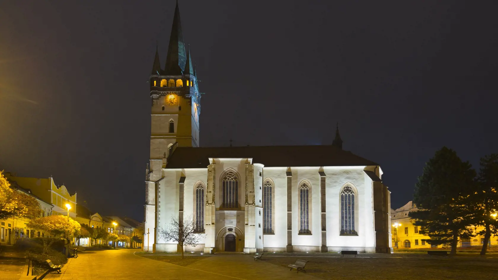 Večerný Prešov. Na snímke Konkatedrála svätého Mikuláša v historickom centre Prešova. V Prešove 9. novembra 2022. FOTO TASR – Milan Kapusta
