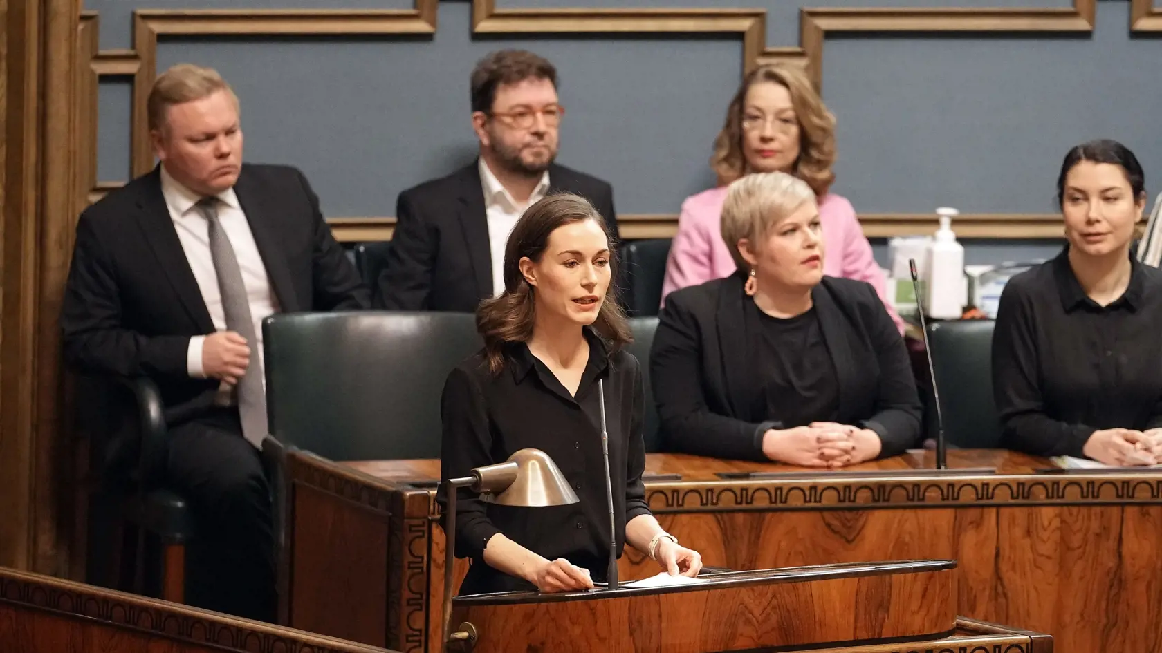 JB 26 Helsinki - Fínska premiérka Sanna Marinová počas prejavu v parlamente v Helsinkách 16. mája 2022. Poslanci fínskeho parlamentu budú diskutovať o rozhodnutí vlády podať žiadosť o členstvo v NATO. FOTO TASR/AP

Prime Minister of Finland Sanna Marin talks in front of government members at the Finnish Parliament in Helsinki, Finland, Monday, May 16, 2022. Finland's lawmakers debate about rapidly applying for NATO membership, paving the way for a historic expansion of the alliance that could de