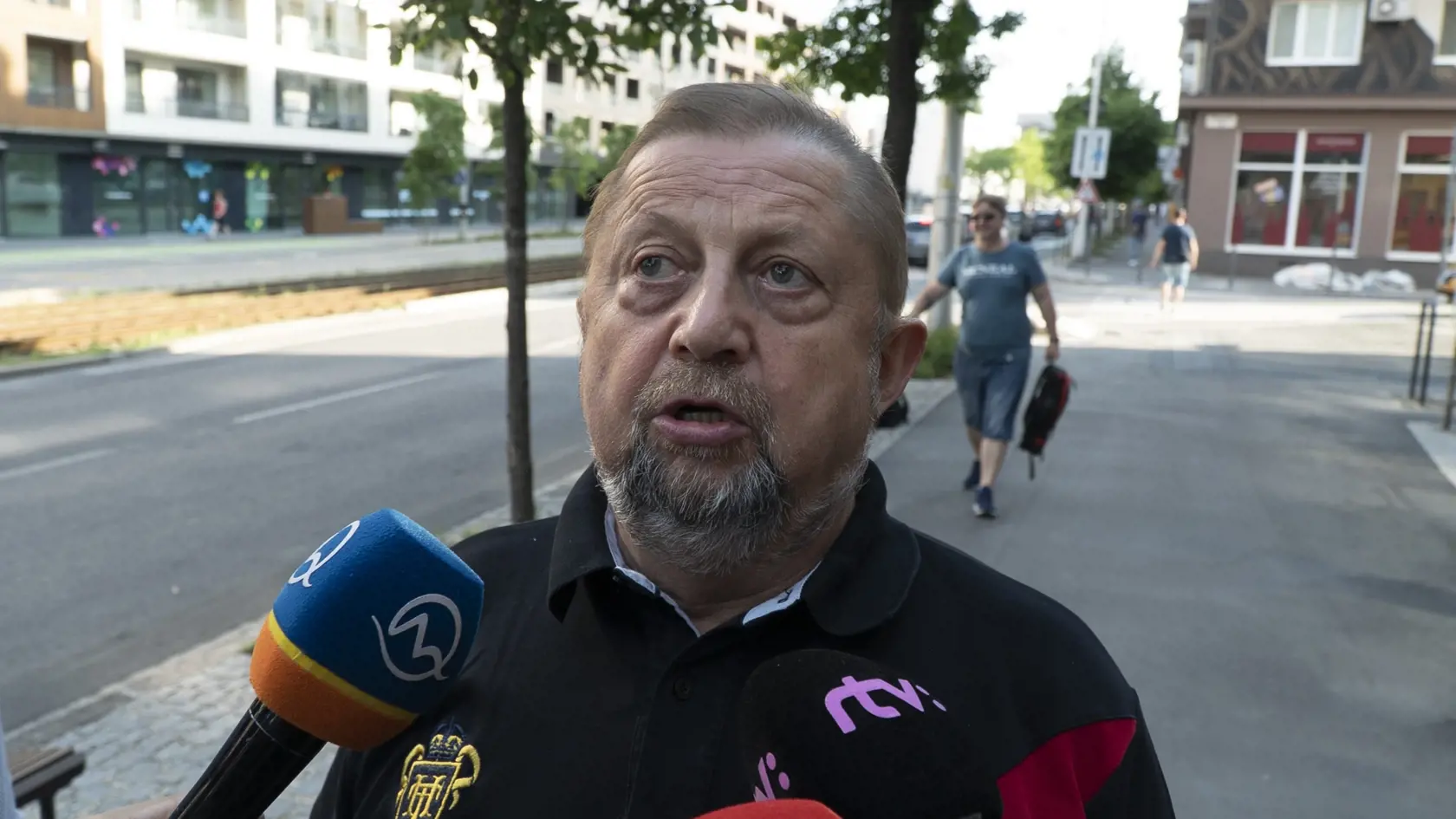 Štefan Harabin po prepustení pred budovou policajného prezídia.