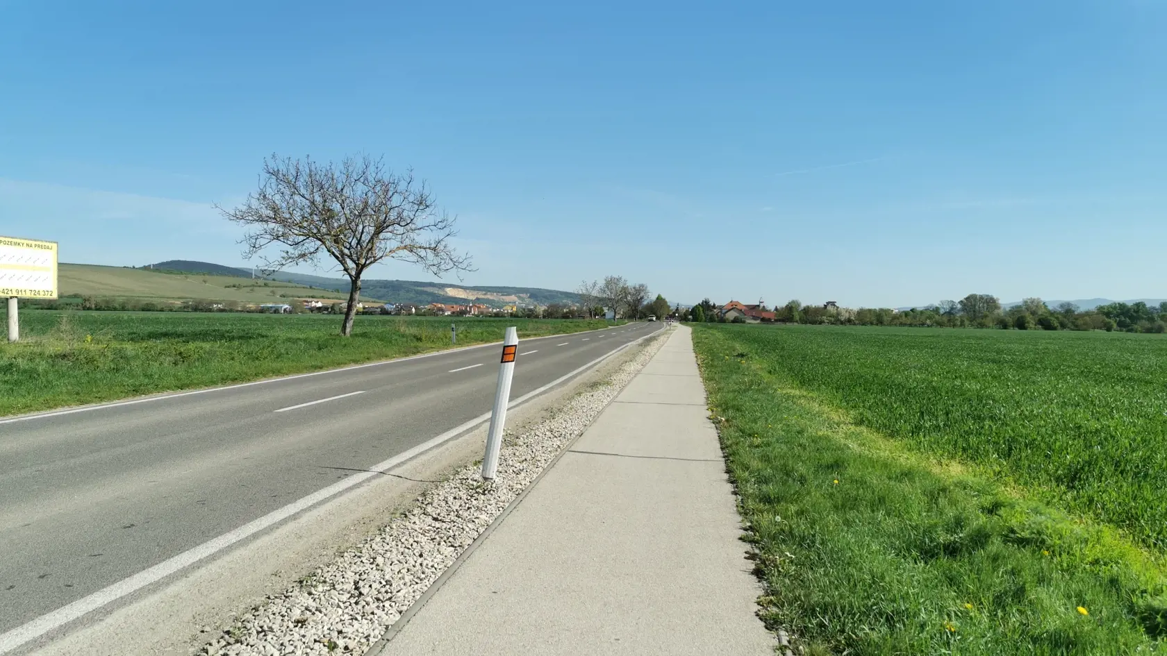 Toto je úsek cesty z Častkoviec do Podolia, ktoré musela Terezka zdolať, keď sa chcela dostať k susedovi.