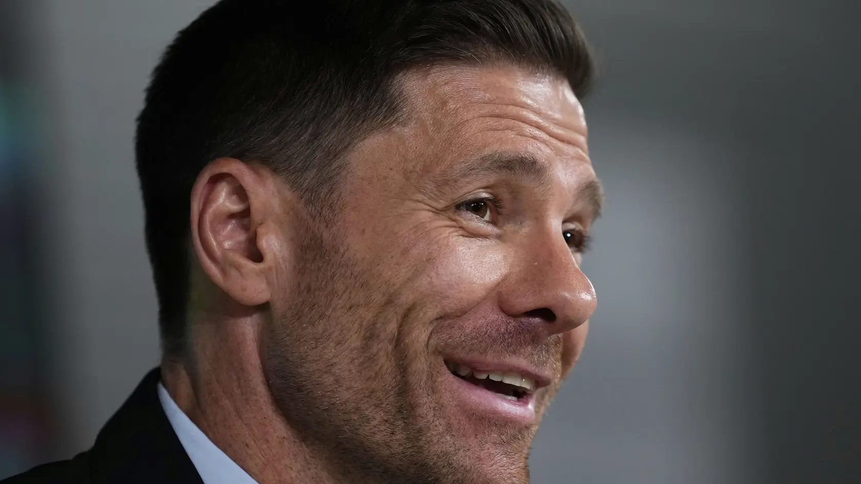 Na snímke bývalý futbalista Xabi Alonso hovorí na tlačovej konferencii, kde oficiálne vystúpil ako nový tréner Realu Madrid v pondelok 26. mája 2025 v Madride.