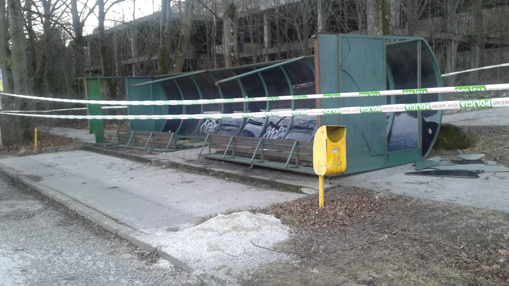 Vyvalená zastávka zabila len 4-ročné dievčatko, jej braček bojuje o život.