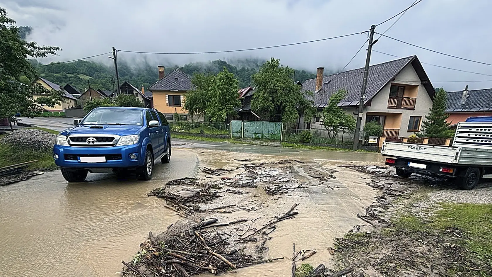 Pod vodou skončili cesty aj záhrady domov.