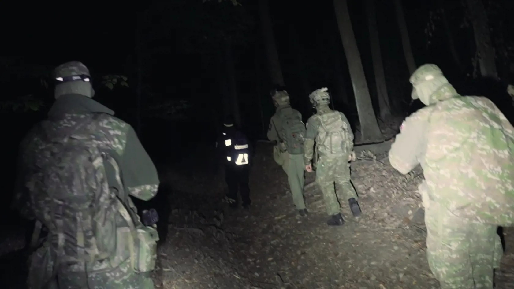 Zábery zo spoločného nočného cvičenie členov Pohotovostného pátracieho tímu a príslušníkov ozbrojených síl v pohorí Tribeč, v miestach, kde zmizlo viacero ľudí.