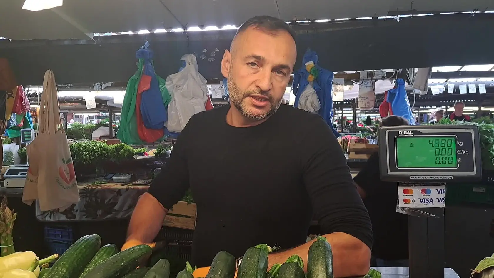 Na legendárnom bratislavskom trhovisku Miletička to každé ráno ožíva ruchom obchodníkov a návštevníkov. Sezóna jarnej zeleniny a ovocia je tu.