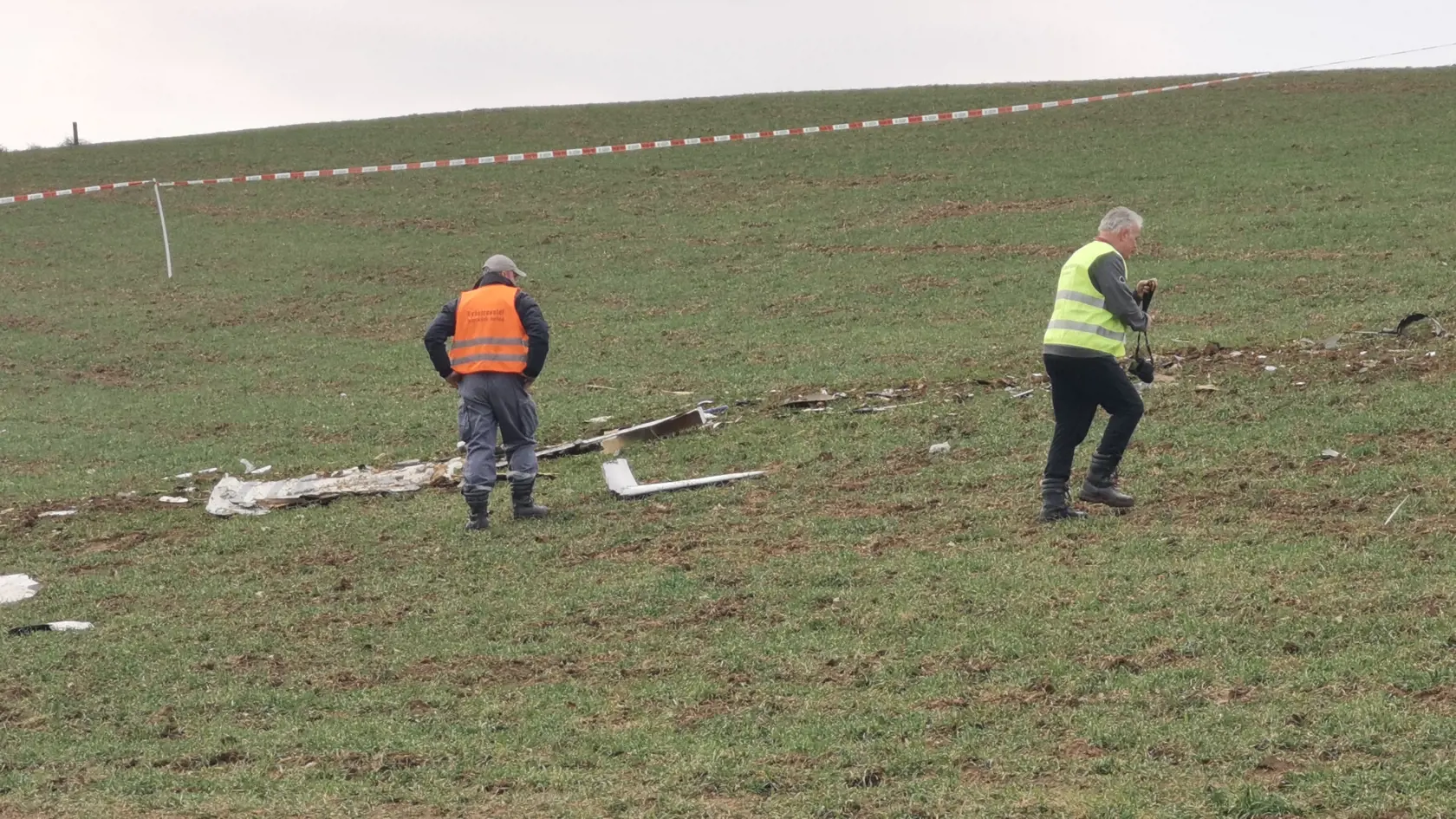 Trosky lietadla v ktorom zahynuli štyria muži nad obcou Trenčianske Stankovce.