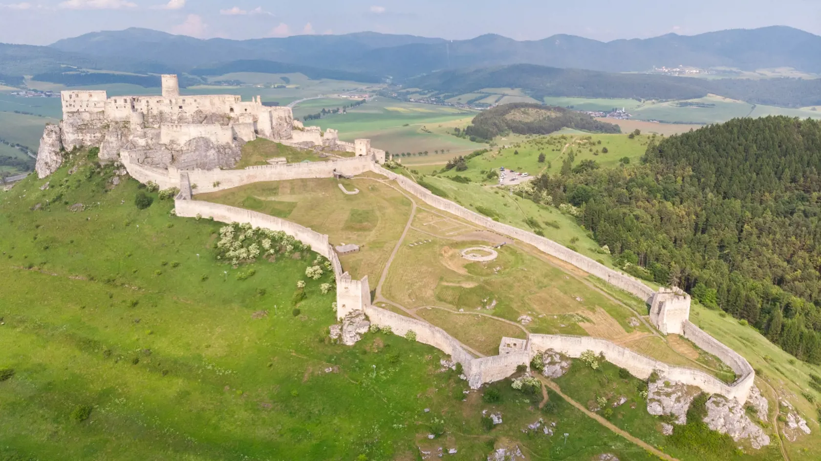 Hrozí, že kamene z hradu zavalia domy v podhradí.