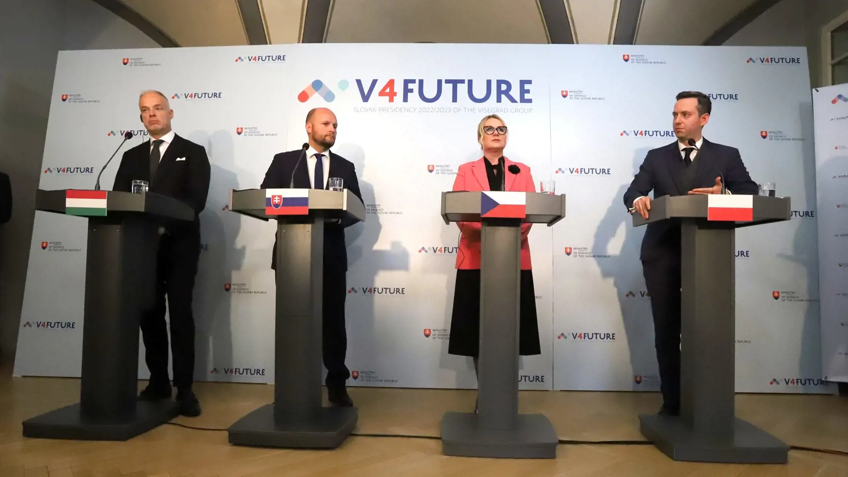 Na snímke sprava štátny tajomník národnej obrany Poľska Marcin Ociepa, ministerka obrany ČR Jana Černochová, minister obrany SR Jaroslav Naď a minister obrany Maďarska Kristóf Szalay-Bobrovniczky počas tlačovej konferencie ministrov obrany krajín V4 po rokovaní v priestoroch MsÚ v Banskej Štiavnici 27. septembra 2022. FOTO TASR - Ján Krošlák