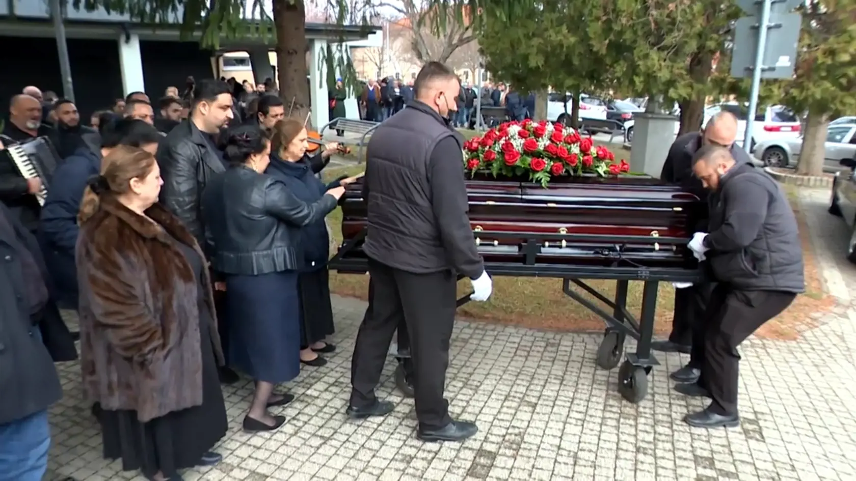 Chlapi mali čo robiť s ťažkou rakvou.