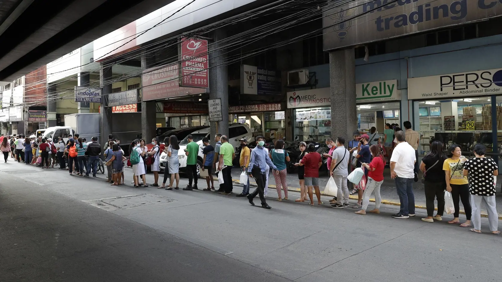 MIK 28 Manila - Ľudia čakajá v dlhom rade aby si kúpili ochranné rúška na tvár v Manile na Filipínach 30. januára 2020. Prvý prípad nákazy koronavírusom, ktorý sa šíri z Číny, vo štvrtok potvrdili Filipíny. Nový koronavírus diagnostikovali Číňanke vo veku 38 rokov, ktorá sa vrátila na Filipíny 21. januára z mesta Wu-chan, uviedol na tlačovej konferencii filipínsky minister zdravotníctva Francisco Duque. FOTO TASR/AP

People wait along a road to buy protective face masks at a store in Manila, Phi