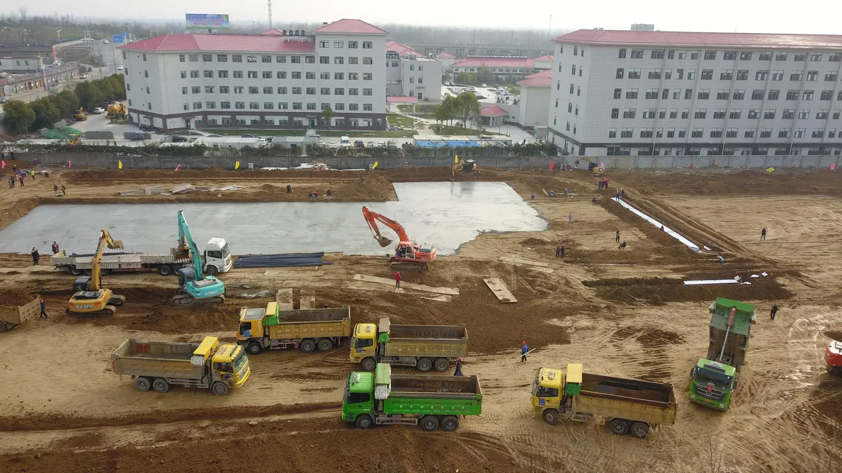 Čína plánuje postaviť 11 ďalších nemocníc určených pre boj s koronavírusom.