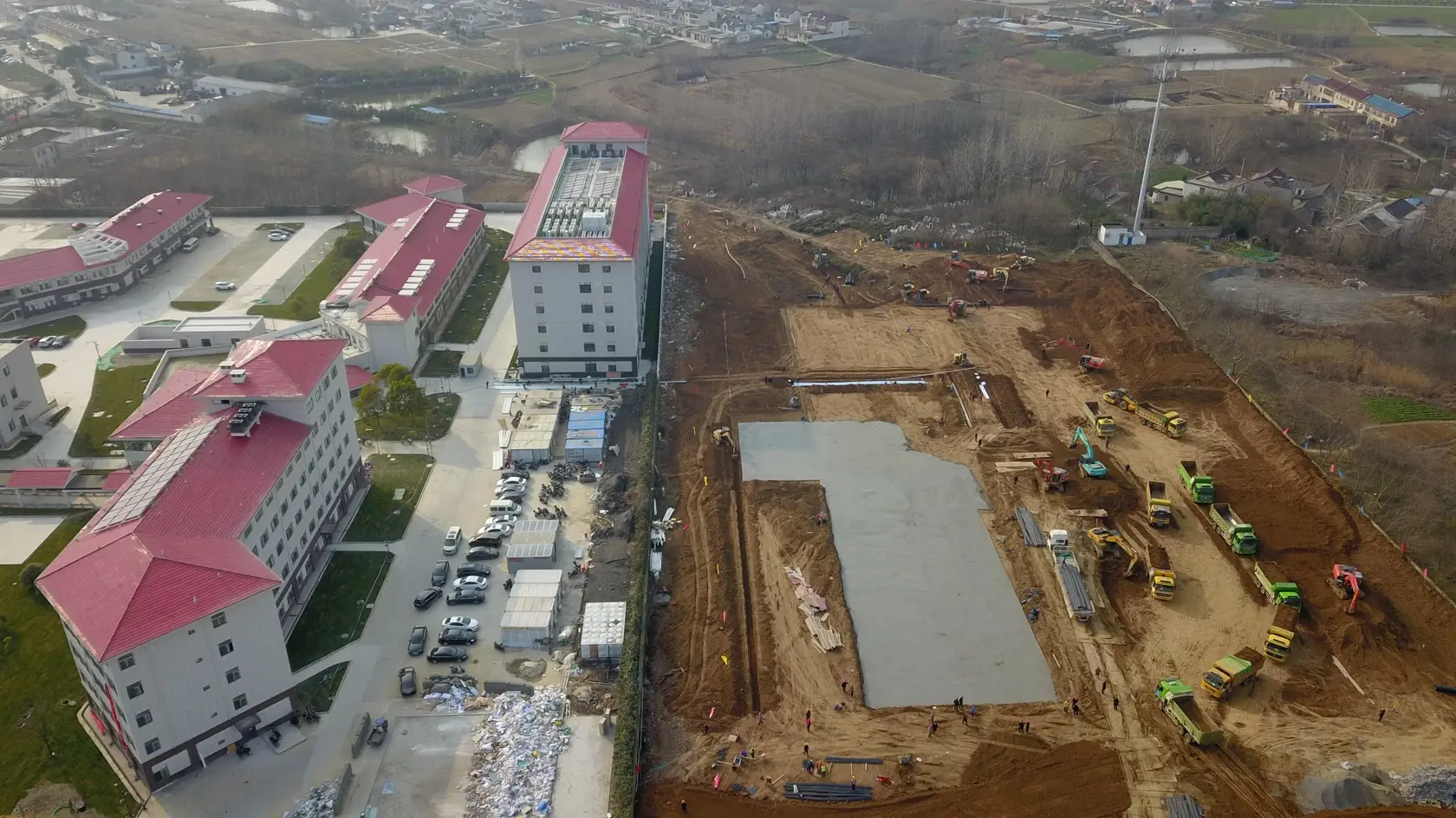 Čína plánuje postaviť 11 ďalších nemocníc určených pre boj s koronavírusom.