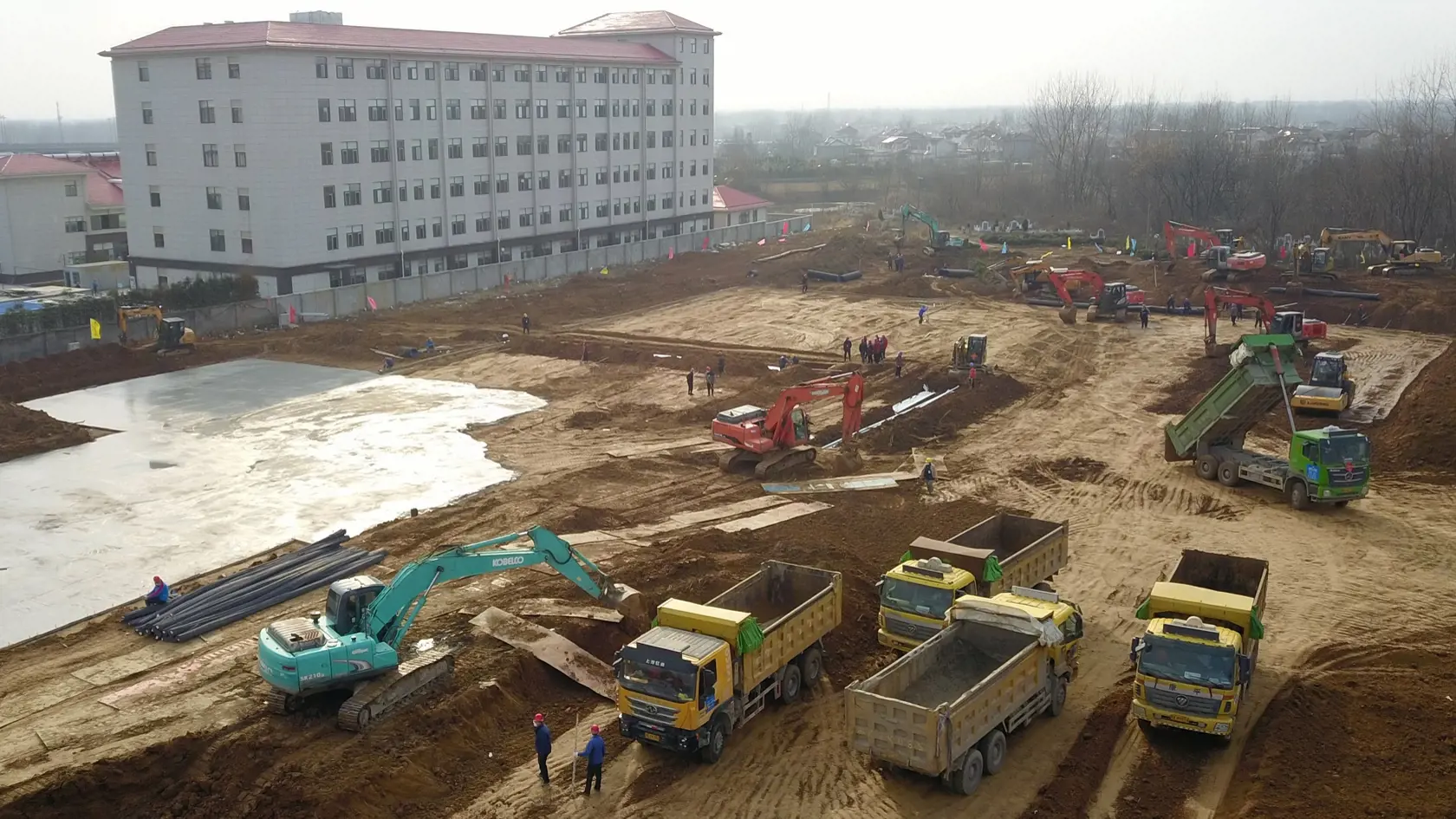 Čína plánuje postaviť 11 ďalších nemocníc určených pre boj s koronavírusom.